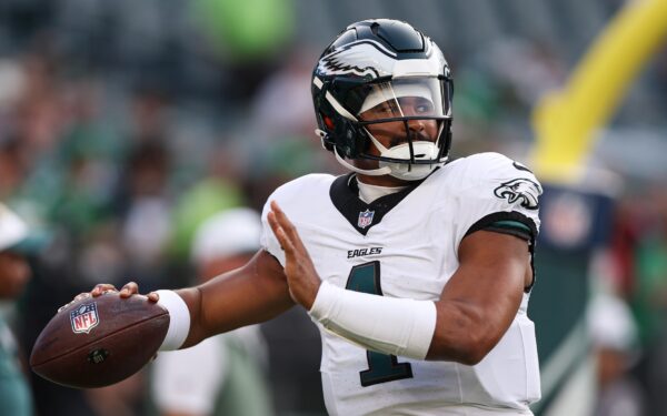 NFL MVP candidato Hurts Aug 7, 2025; Philadelphia, Pennsylvania, USA; Philadelphia Eagles quarterback Jalen Hurts (1) throws the ball as he warms up before a game against the Cincinnati Bengals at Lincoln Financial Field. Mandatory Credit: Bill Streicher-Imagn Images