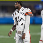 Shedeur Sanders sofre lesão Browns - Aug 8, 2025; Charlotte, North Carolina, USA; Cleveland Browns quarterback Shedeur Sanders (12) greets teammates coming off the field after a touchdown drive against the Carolina Panthers during the second half at Bank of America Stadium. Mandatory Credit: Jim Dedmon-Imagn Images