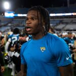 Jaguars Travis Hunter recuperado lesão Jacksonville Jaguars wide receiver Travis Hunter (12) walks on the field to greet players after the game of an NFL preseason matchup at EverBank Stadium, Saturday, Aug. 9, 2025 in Jacksonville, Fla. The Steelers defeated the Jaguars 31-25. [Corey Perrine/Florida Times-Union]