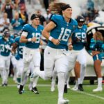 NFL 2025 Prévia Jacksonville Jaguars Jacksonville Jaguars quarterback Trevor Lawrence (16) runs on the field before an NFL preseason matchup against the Pittsburgh Steelers of an NFL preseason matchup at EverBank Stadium, Saturday, Aug. 9, 2025 in Jacksonville, Fla. [Corey Perrine/Florida Times-Union]