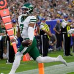 Justin Fields Jets Confiança Técnico New York Jets quarterback Justin Fields (7) scores a touchdown against Green Bay Packers safety Kitan Oladapo (27) during their football game Saturday, August 9, 2025, at Lambeau Field in Green Bay, Wisconsin.