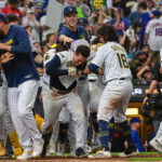 Resumo MLB Aug 10, 2025; Milwaukee, Wisconsin, USA; Milwaukee Brewers left fielder Isaac Collins (6) celebrates with teammates after hitting a walk-off home run in the ninth inning against the New York Mets at American Family Field. Mandatory Credit: Benny Sieu-Imagn Images
