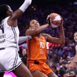 Resultados WNBA Aug 11, 2025; San Francisco, California, USA; Connecticut Sun center Olivia Nelson-Odada (10) is fouled by Golden State Valkyries center Temi Fagbenle (14) during the second quarter at Chase Center. Mandatory Credit: Kelley L Cox-Imagn Images