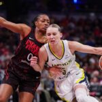 Resultados WNBA - Indiana Fever guard Kelsey Mitchell (0) rushes up the court against Dallas Wings guard Paige Bueckers (5) on Tuesday, Aug. 12, 2025, during the game at Gainbridge Fieldhouse in Indianapolis. The Dallas Wings defeated the Indiana Fever, 81-80.