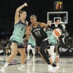 Resultados WNBA 13/8/2025 - Aug 13, 2025; Las Vegas, Nevada, USA; Las Vegas Aces center A'ja Wilson (22) drives against New York Liberty forward Stephanie Talbot (6) during the first quarter of their game at Michelob Ultra Arena. Mandatory Credit: Candice Ward-Imagn Images