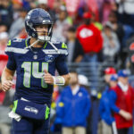 Seattle Seahawks NFL Prévia 2025 Sam Darnold - Aug 15, 2025; Seattle, Washington, USA; Seattle Seahawks quarterback Sam Darnold (14) reacts following a rushing touchdown by a teammate against the Kansas City Chiefs during the first quarter at Lumen Field. Mandatory Credit: Joe Nicholson-Imagn Images