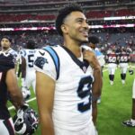 NFL Prévia 2025 Carolina Panthers Bryce Young Aug 16, 2025; Houston, Texas, USA; Carolina Panthers quarterback Bryce Young (9) smiles on the field after the game against the Houston Texans at NRG Stadium. Mandatory Credit: Troy Taormina-Imagn Images