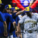 Resumo MLB Aug 16, 2025; Cincinnati, Ohio, USA; Milwaukee Brewers outfielder Andruw Monasterio (14) high fives teammates after the victory over the Cincinnati Reds at Great American Ball Park. Mandatory Credit: Katie Stratman-Imagn Images