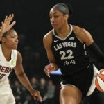 Resultados WNBA 19/7/2025 A'ja Wilson Aug 19, 2025; Las Vegas, Nevada, USA; Las Vegas Aces center A'ja Wilson (22) drives the ball past Atlanta Dream forward Naz Hillmon (00) during the first half of a WNBA basketball game at Michelob Ultra Arena. Mandatory Credit: Lucas Peltier-Imagn Images