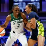 resultados WNBA Nneka Ogwumike - Aug 22, 2025; Arlington, Texas, USA; Seattle Storm forward Nneka Ogwumike (3) contols the ball as Dallas Wings guard Haley Jones (30) defends during the first half at College Park Center. Mandatory Credit: Chris Jones-Imagn Images