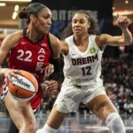 Resulltados WNBA A'ja Wilson - Aug 27, 2025; College Park, Georgia, USA; Las Vegas Aces center A'ja Wilson (22) dribbles against Atlanta Dream forward Nia Coffey (12) during the first half at Gateway Center Arena at College Park. Mandatory Credit: Dale Zanine-Imagn Images
