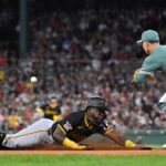 Pirates vencem contra Red Sox Aug 29, 2025; Boston, Massachusetts, USA; Pittsburgh Pirates second baseman Ronny Simon (63) slides into third base against Boston Red Sox third baseman Alex Bregman (2) during the eighth inning at Fenway Park. Mandatory Credit: Eric Canha-Imagn Images