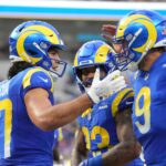 Prêmios da NFL 2025 Dezembro Dec 8, 2024; Inglewood, California, USA; Los Angeles Rams wide receiver Puka Nacua (17) celebrates with quarterback Matthew Stafford (9) and running back Kyren Williams (23) after scoring on a 4-yard touchdown run in the second quarter against the Buffalo Bills at SoFi Stadium.