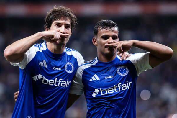 Cruzeiro vira sobre o Bragantino no Mineirão e segue firme na vice-liderança do Brasileirão
