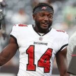 Chris Godwin Retorna Buccaneers Semana 4 Aug 19, 2023; East Rutherford, New Jersey, USA; Tampa Bay Buccaneers wide receiver Chris Godwin (14) before the game against the New York Jets at MetLife Stadium. Mandatory Credit: Vincent Carchietta-USA TODAY Sports