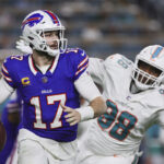 Onde assistir NFL Jan 7, 2024; Miami Gardens, Florida, USA; Buffalo Bills quarterback Josh Allen (17) runs with the football against the Miami Dolphins during the second quarter at Hard Rock Stadium. Mandatory Credit: Sam Navarro-USA TODAY Sports