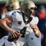 Derek Carr Aposentadoria Retorno NFL Dec 8, 2024; East Rutherford, New Jersey, USA; New Orleans Saints quarterback Derek Carr (4) scrambles during the first half against the New York Giants at MetLife Stadium. Mandatory Credit: Vincent Carchietta-Imagn Images