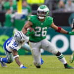 NFL Prévia 2025 Dec 29, 2024; Philadelphia, Pennsylvania, USA, NFL; Philadelphia Eagles running back Saquon Barkley (26) runs with the ball past Dallas Cowboys safety Juanyeh Thomas (30) at Lincoln Financial Field.