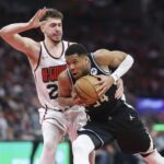 Giannis e Sengun encerram rivalidade Feb 25, 2025; Houston, Texas, USA; Milwaukee Bucks forward Giannis Antetokounmpo (34) drives with the ball as Houston Rockets center Alperen Sengun (28) defends during the fourth quarter at Toyota Center. Mandatory Credit: Troy Taormina-Imagn Images