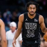 Cam Thomas Nets aceita oferta qualificatória Foto: Mar 8, 2025; Charlotte, North Carolina, USA; Brooklyn Nets guard Cam Thomas (24) brings the ball up court against the Charlotte Hornets during the first quarter at Spectrum Center. Mandatory Credit: Scott Kinser-Imagn Images
