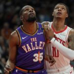 Kevin Durannt Rockets Jovens Mar 30, 2025; Phoenix, Arizona, USA; Phoenix Suns forward Kevin Durant (35) and Houston Rockets forward Jabari Smith Jr. (10) fight for position in the first half at Footprint Center. Mandatory Credit: Rick Scuteri-Imagn Images
