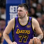 Luka Doncic Liderança Lakers Dificuldades Apr 9, 2025; Dallas, Texas, USA; Los Angeles Lakers guard Luka Doncic (77) in action in front of the NBA logo during the game between the Dallas Mavericks and the Los Angeles Lakers at American Airlines Center. Mandatory Credit: Jerome Miron-Imagn Images