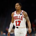Miami Heat contrata quatro jogadores training camp - Jahmir Young - Apr 6, 2025; Charlotte, North Carolina, USA; Chicago Bulls guard Jahmir Young (17) during the second half against the Charlotte Hornets at Spectrum Center. Mandatory Credit: Nell Redmond-Imagn Images