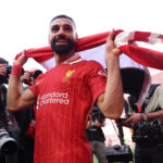 Atacante egípcio Mohamed Salah, segurando faixa do Liverpool