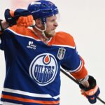 Corey Perry Los Angeles Kings Lesão Jun 6, 2025; Edmonton, Alberta, CAN; Edmonton Oilers right wing Corey Perry (90) reacts after scoring a goal against the Florida Panthers during the third period in game two of the 2025 Stanley Cup Final at Rogers Place. Mandatory Credit: Walter Tychnowicz-Imagn Images