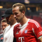 Centroavante Harry Kane ao lado do técnico do Bayern de Munique, Vincent Kompany