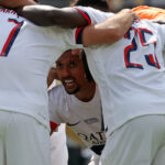 Marquinhos, zagueiro do PSG, falando em roda de conversa com os colegas de equipes