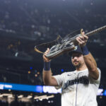 Resumo MLB Aug 25, 2025; Seattle, Washington, USA; Seattle Mariners catcher Cal Raleigh (29) holds the “Vedder Cup” trophy for the winning the season series against the San Diego Padres following a victory Padres at T-Mobile Park. The “Vedder Cup” is named after Pearl Jam frontman Eddie Vedder. Mandatory Credit: Joe Nicholson-Imagn Images