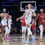 Resultados WNBA 31/08/2028 Aug 31, 2025; Los Angeles, California, USA; LA Sparks forward Cameron Brink (22) celebrates with forward Dearica Hamby (5) and forward Rickea Jackson (2) as Washington Mystics forward Kiki Iriafen (44) reacts in the second half at Crypto.com Arena. Mandatory Credit: Kirby Lee-Imagn Images