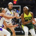 Resultados WNBA 1/08/2025 Sep 1, 2025; Seattle, Washington, USA; Seattle Storm forward Nneka Ogwumike (3) looks to pass away from a double team by Los Angeles Sparks forward Dearica Hamby (5) and guard Julie Allemand (20) during the second quarter at Climate Pledge Arena. Mandatory Credit: Joe Nicholson-Imagn Images