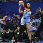 Resultados WNBA 02/09/2025 Kamilla Cardoso Sep 3, 2025; Chicago, Illinois, USA; Chicago Sky center Kamilla Cardoso (10) looks to pass the ball against Connecticut Sun center Tina Charles (31) during the first half at Wintrust Arena. Mandatory Credit: Kamil Krzaczynski-Imagn Images