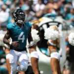Eagles contratam Tank Bigsby Sep 7, 2025; Jacksonville, Florida, USA; Jacksonville Jaguars running back Tank Bigsby (4) takes the field prior to a game against the Carolina Panthers at EverBank Stadium. Mandatory Credit: Nathan Ray Seebeck-Imagn Images