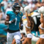 NFL Fantasy 2025 Quente Ou Frio Semana 2 Travis Etienne Jaguars Sep 7, 2025; Jacksonville, Florida, USA; Jacksonville Jaguars running back Travis Etienne Jr. (1) takes the field prior to a game against the Carolina Panthers during the first half at EverBank Stadium. Mandatory Credit: Nathan Ray Seebeck-Imagn Images
