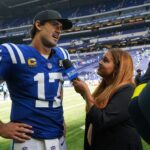 Daniel Jones Waiver Wire Semana 2 NFL Fantasy 2025 Indianapolis Colts quarterback Daniel Jones (17) is interviewed after the game Sunday, Sept. 7, 2025, during the game at Lucas Oil Stadium in Indianapolis. The Indianapolis Colts defeated the Miami Dolphins, 33-8.