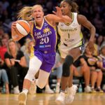 Resultados WNBA 07/09/2025 Julie Allemand Sparks Sep 7, 2025; Los Angeles, California, USA; Los Angeles Sparks guard Julie Allemand (20) drives past Dallas Wings forward Diamond Miller (1) during the second half at Crypto.com Arena. Mandatory Credit: Jayne Kamin-Oncea-Imagn Images