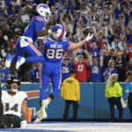 7 de setembro de 2025; Orchard Park, Nova Iorque, EUA; o tight end do Buffalo Bills, Dalton Kincaid (86), comemora após marcar um touchdown no primeiro quarto contra o Baltimore Ravens, no Highmark Stadium.
