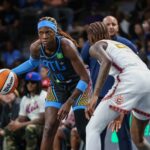 Resultados WNBA 08/08/2025 - Sep 8, 2025; College Park, Georgia, USA; Atlanta Dream guard Rhyne Howard (10) looks for a play against Connecticut Sun guard Saniya Rivers (22) during the first quarter at Gateway Center Arena at College Park. Mandatory Credit: Jordan Godfree-Imagn Images