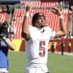 Jayden Daniels joga hoje? 11/09 - Sep 7, 2025; Landover, Maryland, USA; Washington Commanders quarterback Jayden Daniels (5) walks off the field after the game against the New York Giants at Northwest Stadium. Mandatory Credit: Amber Searls-Imagn Images