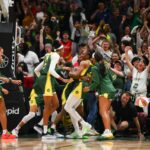 Resultados WNBA 09/09/2025 - Sep 9, 2025; Seattle, Washington, USA; The Seattle Storm celebrate after defeating the Golden State Valkyries at Climate Pledge Arena. Mandatory Credit: Steven Bisig-Imagn Images