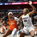 Resultados WNBA 10/09/2025 Sep 10, 2025; Uncasville, Connecticut, USA; Connecticut Sun forward Aneesah Morrow (24) battles Atlanta Dream forward Naz Hillmon (00) to the basket during the second half at Mohegan Sun Arena. Mandatory Credit: Eric Canha-Imagn Images