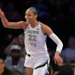 Resultados WNBA 11/09/25 - A'ja Wilson Sep 11, 2025; Los Angeles, California, USA; Las Vegas Aces center A'ja Wilson (22) celebrates after a 3 pointer during the second half against the Los Angeles Sparks at Crypto.com Arena. Mandatory Credit: Jayne Kamin-Oncea-Imagn Images