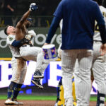 Resumo MLB Sep 13, 2025; Milwaukee, Wisconsin, USA; Milwaukee Brewers second baseman Andruw Monasterio (14) is hugged by third baseman Caleb Durbin (21) after driving in the winning run in the tenth inning against the St. Louis Cardinals at American Family Field. Mandatory Credit: Benny Sieu-Imagn Images