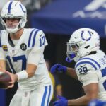 NFL Fantasy 2025 Waiver Wire Semana 3 Daniel Jones Indianapolis Colts quarterback Daniel Jones (17) hands the ball off to Indianapolis Colts running back Jonathan Taylor (28) on Sunday, Sept. 14, 2025, during a game against the Denver Broncos at Lucas Oil Stadium in Indianapolis.