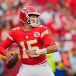 Mahomes Chiefs Derrota Sep 14, 2025; Kansas City, Missouri, USA; Kansas City Chiefs quarterback Patrick Mahomes (15) passes the ball against the Philadelphia Eagles during the fourth quarter of the game at GEHA Field at Arrowhead Stadium. Mandatory Credit: Jay Biggerstaff-Imagn Images