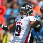 Michael Penix Jr Falcons Semana 3 Sep 21, 2025; Charlotte, North Carolina, USA; Atlanta Falcons quarterback Michael Penix Jr. (9) throws a pass during the first half of a game between Carolina Panthers and the Atlanta Falcons at Bank of America Stadium. Mandatory Credit: Cory Knowlton-Imagn Images
