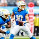 NFL Fantasy 2025 Quente ou Frio Semana 4 Justir Herbert Sep 21, 2025; Inglewood, California, USA; Los Angeles Chargers quarterback Justin Herbert (10) drops back for a pass during the second half against the Denver Broncos at SoFi Stadium. Mandatory Credit: William Navarro-Imagn Images